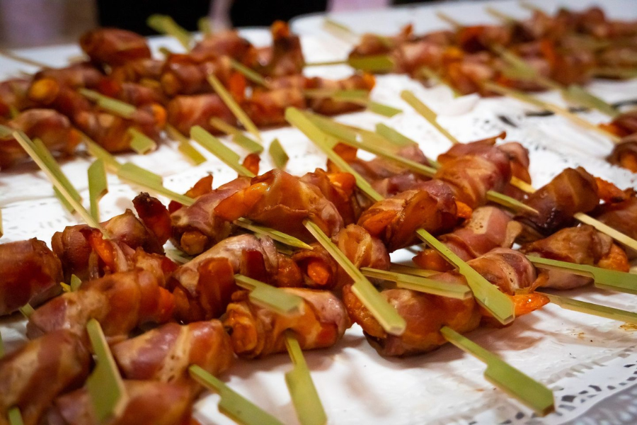 rollitos de bacon con gambas_catering